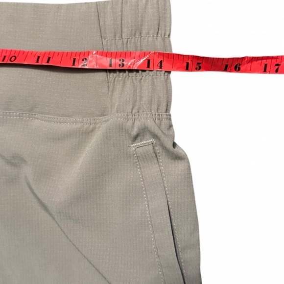 Women's Eddie Bauer Tan performance shorts. Size Small - Picture 4 of 6